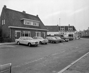 58667 Gezicht op de voorgevels van de huizen Houtensepad 47-49 te Utrecht. Op de achtergrond het tankstation Lunetten ...